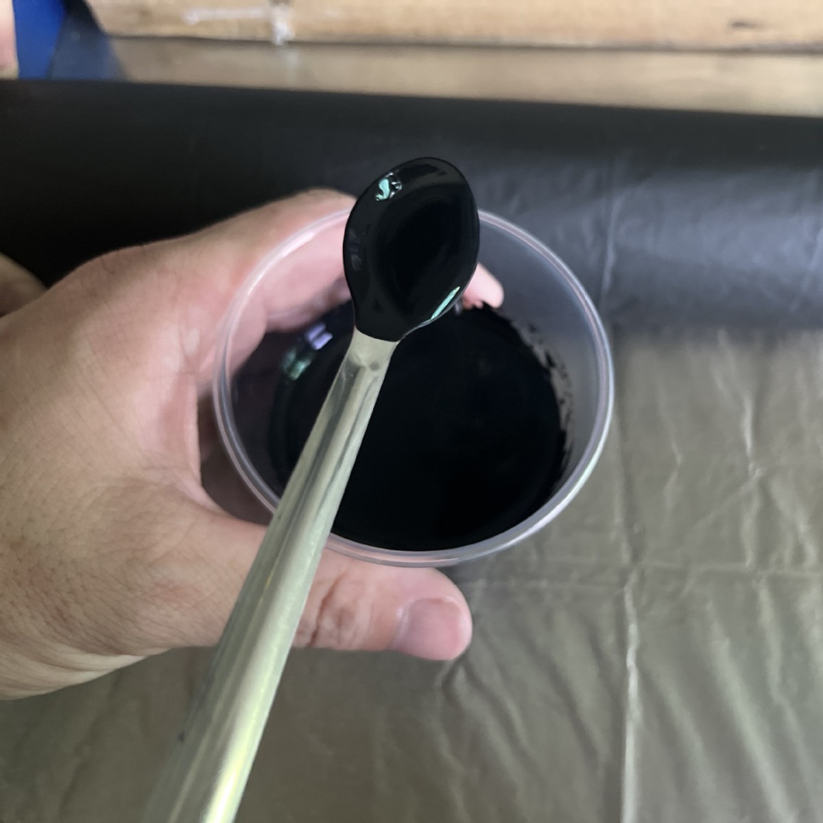 Потемневшая специальная водная проводящая углеродная паста проводящая черная паста покрывает черную проводящую непрозрачную