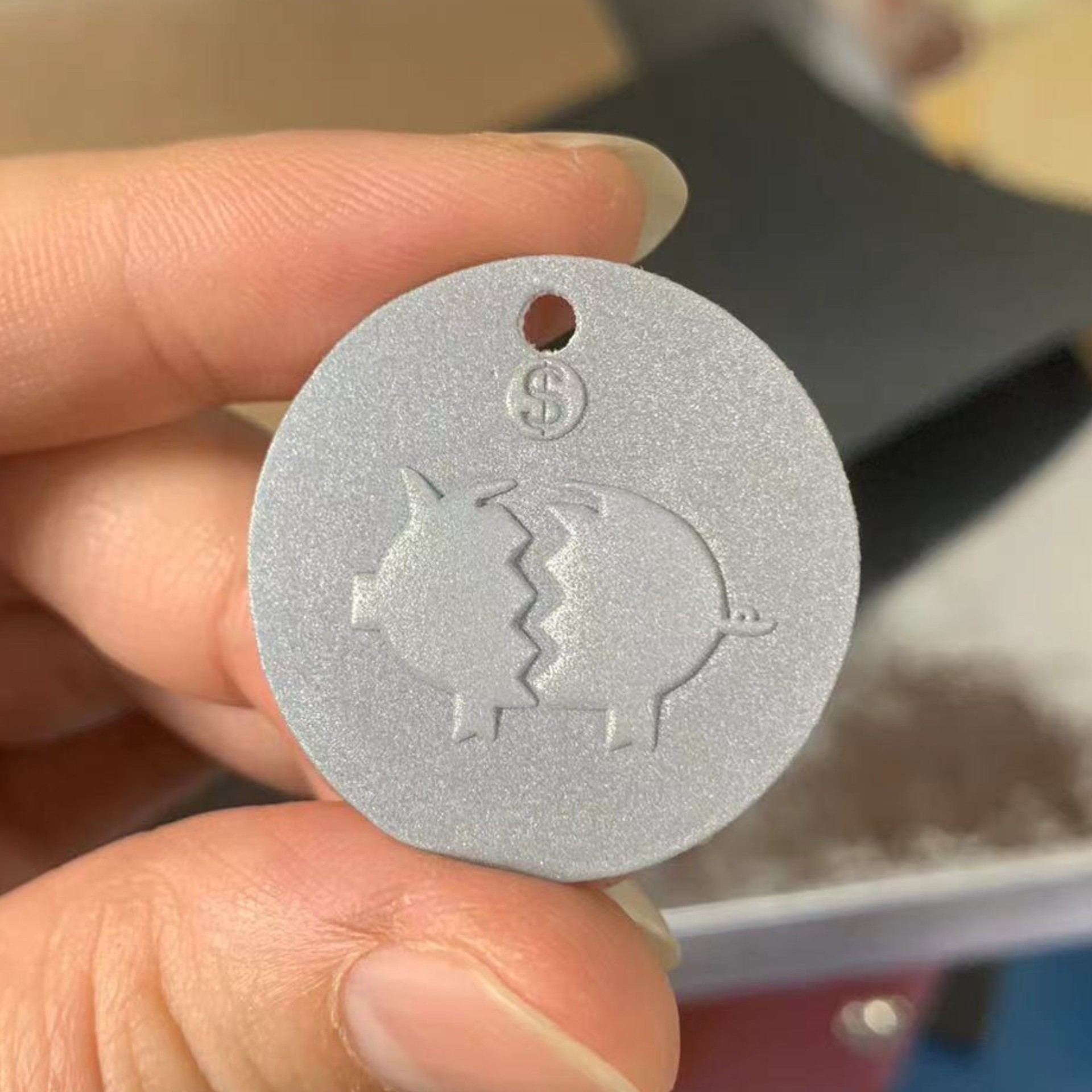 Reflective Material Imitation Leather Pu Printed Logo Reflective Luminous Leather Accessories Luggage Hat Label Pendant Customization