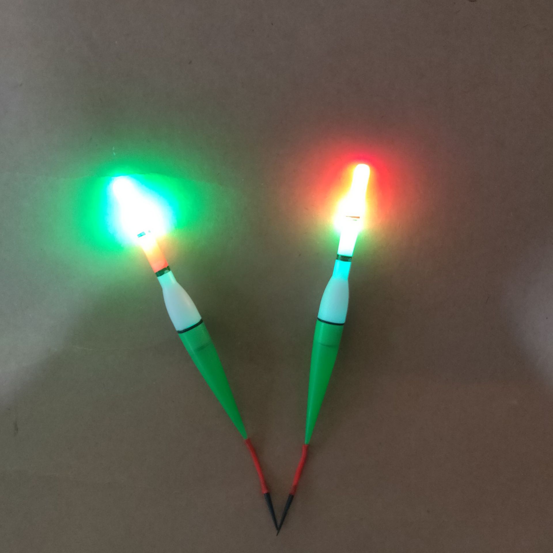 Manufacturers supply water bright electronic drift into the water bright plastic electronic drift windproof drift electronic luminous drift fishing gear supplies