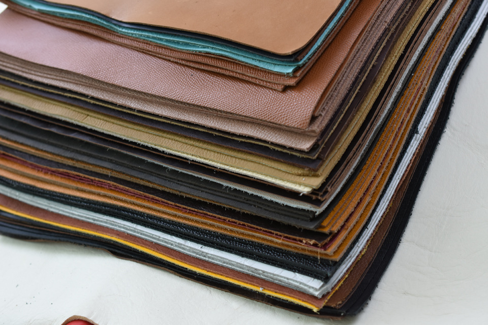 All-Year-Old Sales of Various Styles of First-Layer Cutting Pieces 20×30cm Rectangular Cowhide Sample Leather
