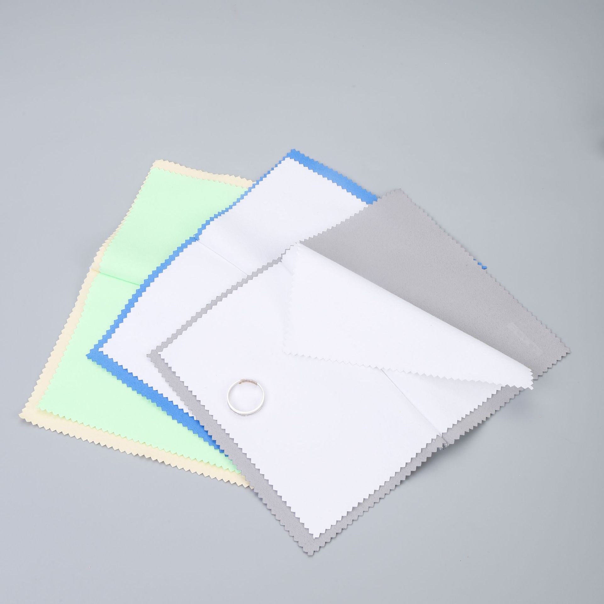 Four-layer silver cleaning cloth jewelry care cleaning Polish cloth polishing maintenance cloth double-sided velvet lock edge silver cleaning cloth wholesale