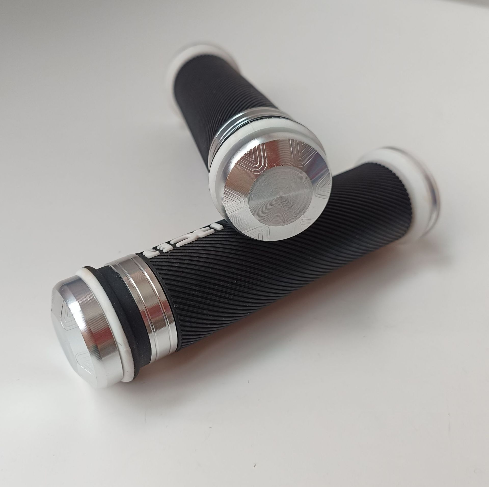 Factory Direct supply off-road motorcycle modification handle rubber electric car handle cover CNC aluminum alloy handle universal parts