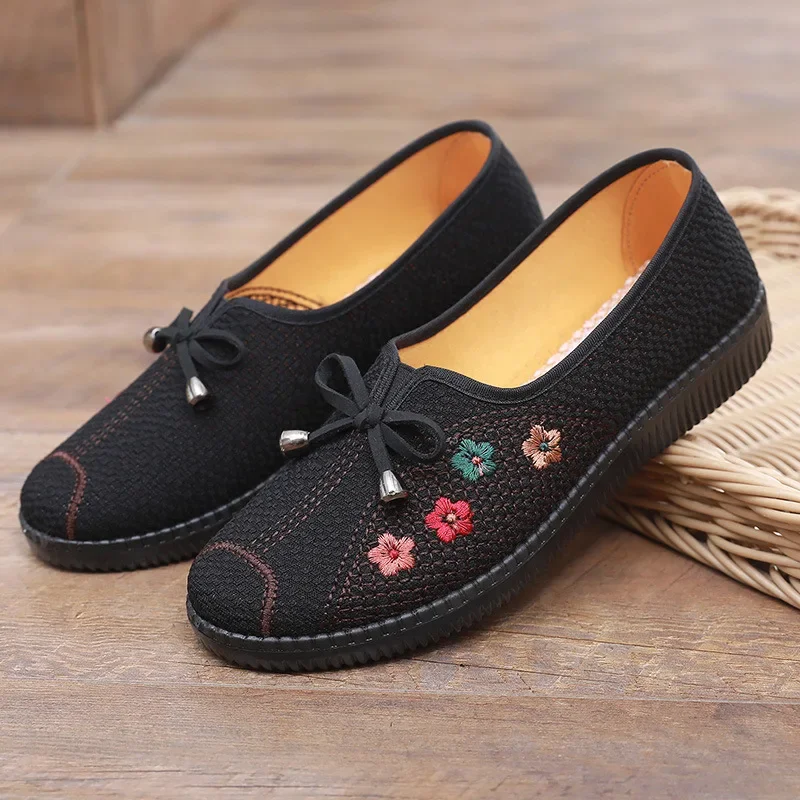 Women's shoes 2024 spring new middle-aged and elderly mother's shoes flat heel soft bottom soft surface slip-on embroidered cloth shoes wholesale